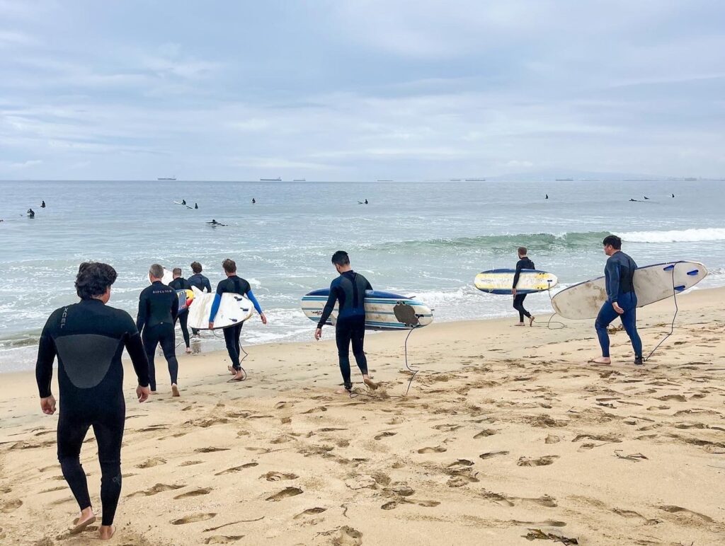 an image of Renaissance Recovery alumni surfing