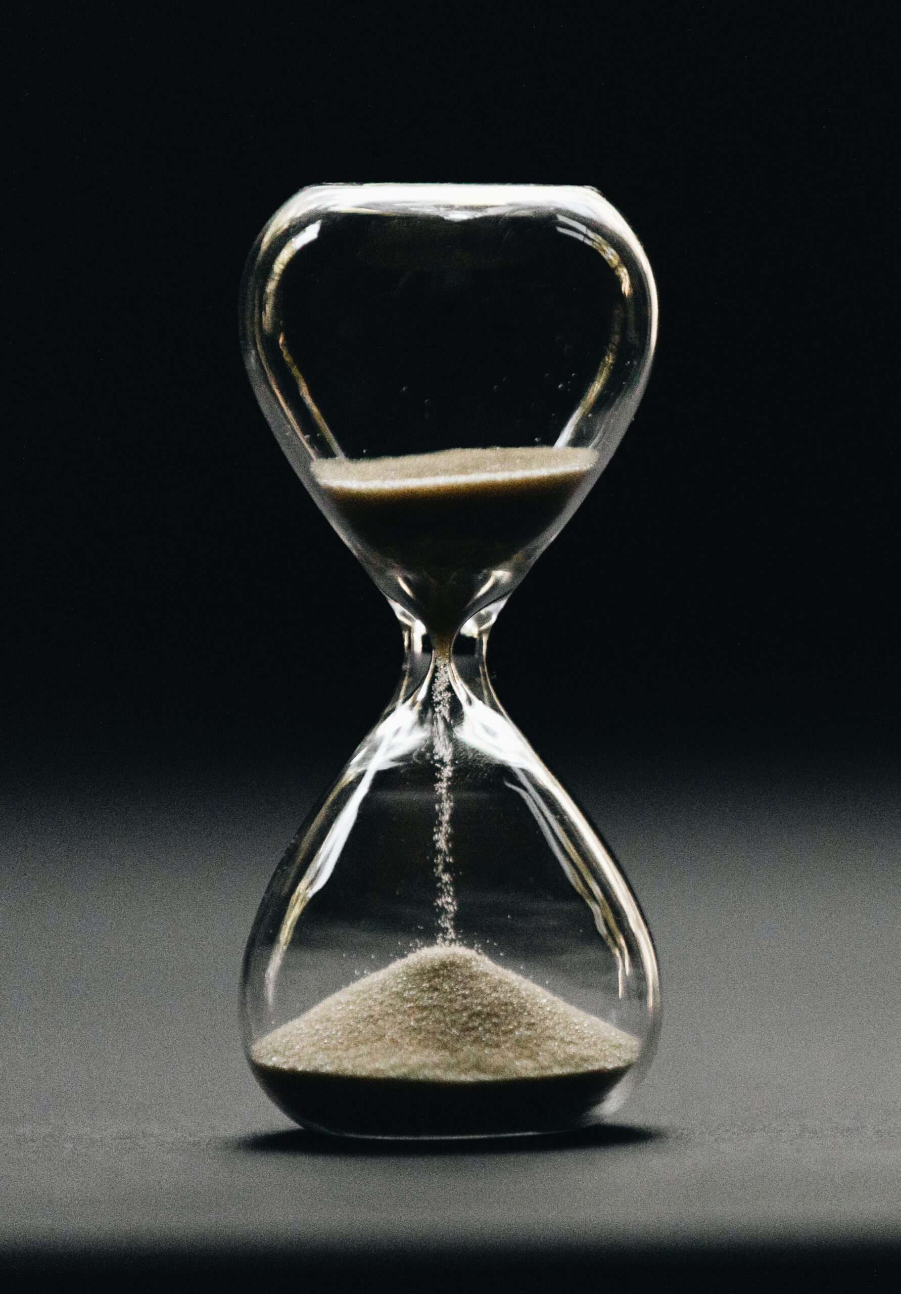 an image of an hourglass, representing the timeline for alcohol detox
