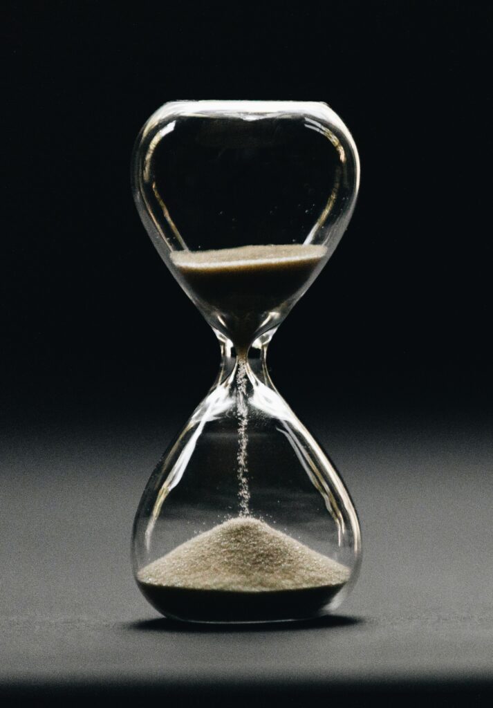 an image of an hourglass, representing how long cocaine effects last