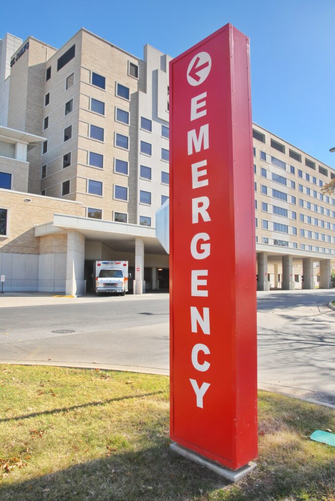 outside of a hospital showing the emergency room sign